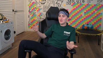 The green t-Shirt "Come Over" covered by HugoPosay in the video What happened to me during the confinement...