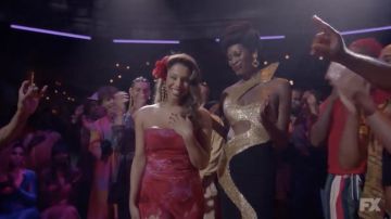 Vestido de serpiente dorada usado por Elektra Abundance (Dominique Jackson) en Pose (S02E10)
