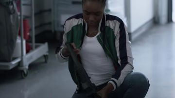 Blouson porté par le Nil (Kiki Layne) comme on le voit dans La Vieille Garde