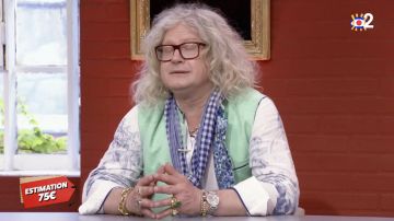 Le foulard à carreaux porté par Pierre-Jean Chalençon dans Affaire conclue du 6 juillet 2020