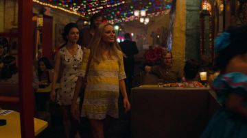 Mini vestido amarillo usado por Sharon Tate (Margot Robbie) como se ve en Once Upon a Time... en Hollywood