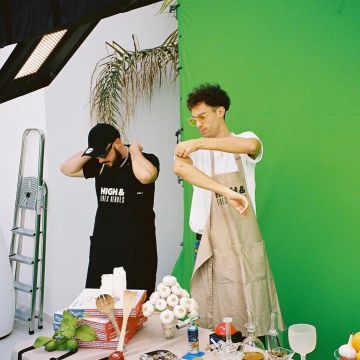 The glasses frame and transparent glass yellow JeanJass on his account Instagram @jeanjass