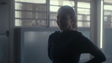 Deep royal bleu hoodie, portés par Ava (Alba Baptista) en Guerrier Nun (S01E08)