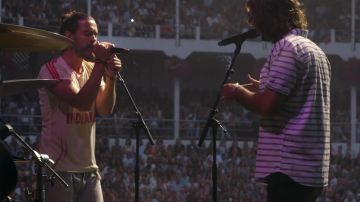 La chemise blanche rayée portée par Jérémy Frérot dans le clip À l'équilibre de Fréro Delavega