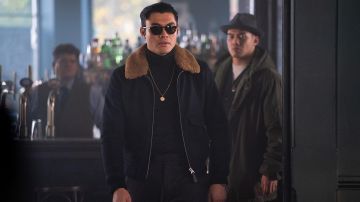 Olive veste portée par Phuc (Jason Wong) chez Les Messieurs