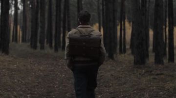 Vintage leather backpack worn by Tronte (Joshio Marlon) as seen in Dark (Season 3 Episode 4)