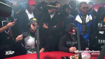 La casquette noire et or portée par Soolking dans la vidéo Kalash Criminel &Savage feat Soolking #PlanèteRap