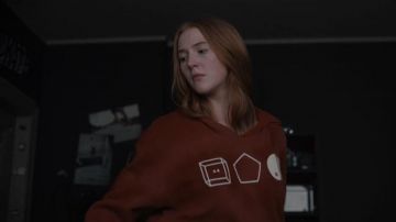 Rouge sweat-shirt avec des formes géométriques porté par Franziska Doppler (Gina Stiebitz) dans la nuit (S01E09)