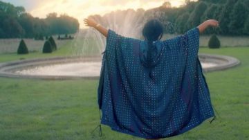 The blue coat in points or beads worn by Marwa Loud in her video clip Tell Me
