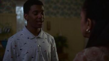 Polo Nike shirt avec la Jordanie 1 modèles portés par Jamal Turner (Brett Gris) Sur Mon Bloc (S01E07)