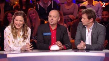 Shirts with motifs of Stéphanie Loire in All the world to say 