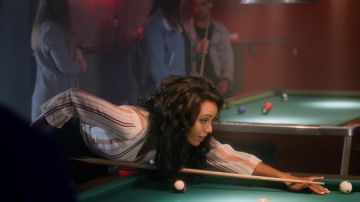 Camisa/blusa a rayas blanca naranja usada por Chloe (Maisie Richardson-Sellers) en The Kissing Booth 2