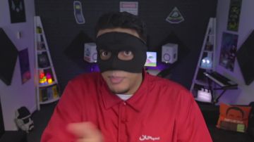 La veste rouge portée par Maskey dans la vidéo YouTube COMMENT FAIRE DU NISKA ? - LA RECETTE #7 - MASKEY