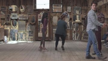 Gray and pink leggings worn by April (Sofia Carson) as seen in Feel the Beat