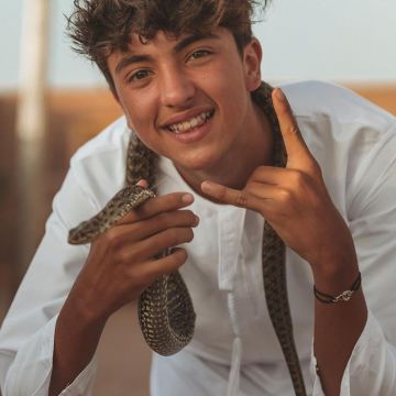 La djellaba blanche portée par Inoxtag sur son compte Instagram @inoxtagytb