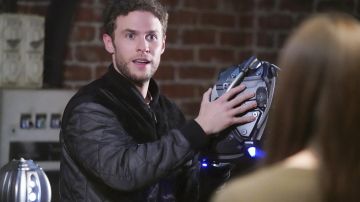 Chaqueta negra usada por Leo Fitz Iain De Caestecker en Marvel's Agents of S.H.I.E.L.D. 7x13