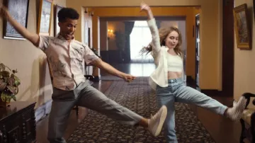 The dressing room in the movie Work It: Quinn Ackerman (Sabrina Carpenter) wears light-colored jeans