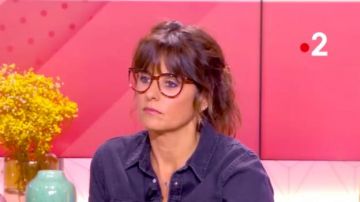 Lunettes de vue de Faustine Bollaert dans Ça commence aujourd'hui