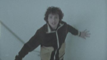 Chaqueta usada por Finn Wolfhard en Calpurnia - Cell (Video Oficial)