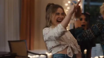 Looks from the movie Work It: Quinn Ackerman (Sabrina Carpenter) wears a white printed tie shirt