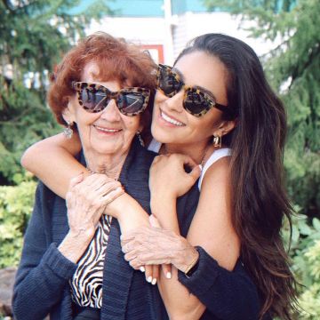 tortoise lunettes de soleil portées par Shay Mitchell sur l'Instagram account @shaymitchell