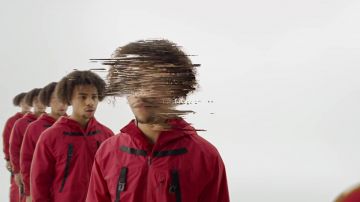 Ensemble rouge  porté par Gambi  Gambi dans le clip Gambi - MACINTOSH (Clip officiel)