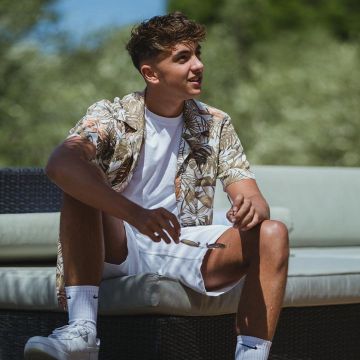 La chemise imprimé palmiers d'Inoxtag sur son compte Instagram @inoxtagytb