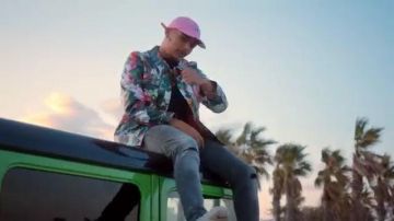 Veste à fleur  portée par Rk dans le clip Zone RK dans le clip RK - Zone (Clip officiel)