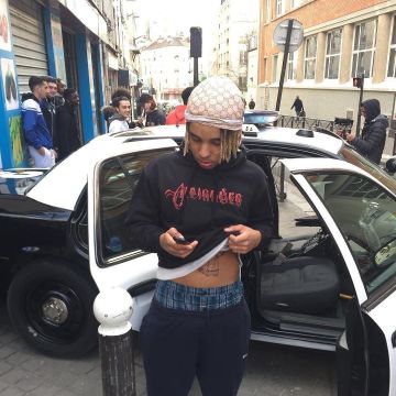 El suéter negro de Zola en la cuenta de Instagram de @zolaballas