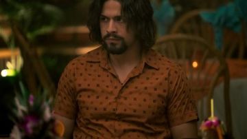 Shirt short sleeve orange worn by Diego Hargreeves David Castañeda in the series Umbrella Academy