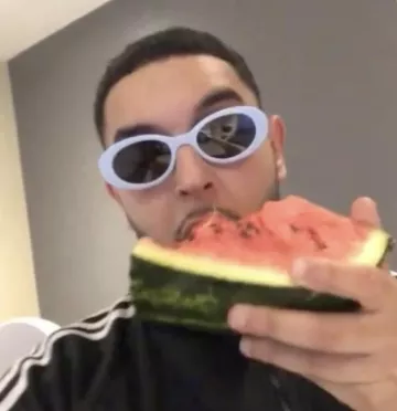 Les lunettes de soleil blanches portées par Ico sur un post Instagram