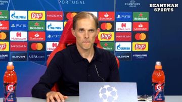 Polo manche longue marine (navy) de Thomas  tuchel dans la vidéo RB Leipzig 0-3 PSG - Thomas Tuchel - Post Match Press Conference - Champions League Semi-Final