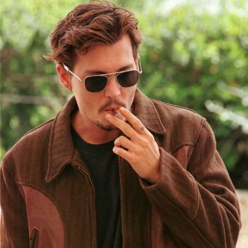 Chaqueta marrón de Johnny Depp en la cuenta de Instagram @beradepp