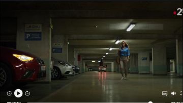 Pantalon beige fluide de Claire Estrela (Mélanie Maudran) dans Un si grand soleil (S02)