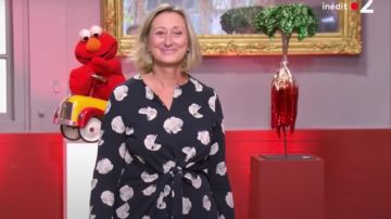 Blue dress white dots Sophie Davant in Deal concluded