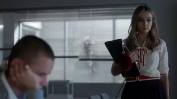 iPad tablet Case in leather used by Carla Rosón Caleruega (Ester Expósito) in Elite TV show (Season 3 Episode 5)