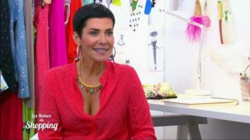 Collier doré avec pierres pendantes porté par Cristina Córdula dans Les Reines du Shopping du 22 juillet 2020
