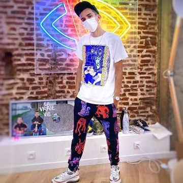 Le pantalon coloré porté par Bigflo sur son compte Instagram @bigflo_real