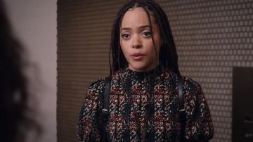 The black blouse of Tabitha Foster (Quintessa Swindell) in the series Trinkets (Season 2 Episode 6)