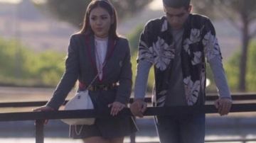 Blanc Sac Chanel avec des chaînes en argent porté par Lucrecia (Danna Paola) dans Élite