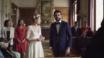 El vestido de novia usado por Émilie (Joséphine Draï) en Plan Cœur (S02E06)