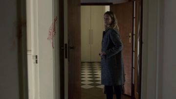 Abrigo de tweed de espiga de lana usado por Harriet Dunkley (Anna Torv) en Secret City (S01E05)