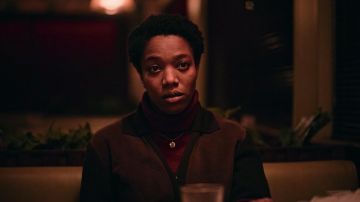 Chaqueta marrón usada por Bonnie (Naomi Ackie) como se ve en The End of the F***ing World (Temporada 2 Episodio 7)