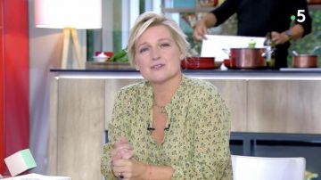 La blusa usada por Anne-Élisabeth Lemoine en el espectáculo C à Vous