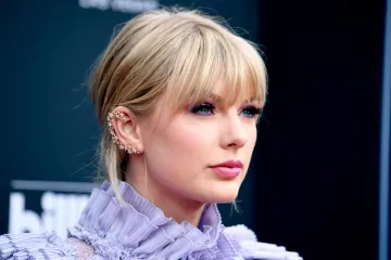 The star earring worn by Taylor Swift at the 2019 Billboard Music Awards