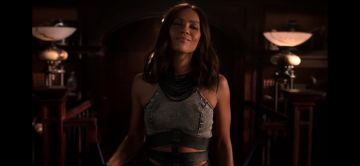 Haut gris à rayures en cuir noir porté par Mazikeen &quot;Maze&quot; dans Lucifer