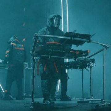 Sosteniendo el clip del fin del tiempo usado por K-391 en la cuenta de Instagram de @k391army