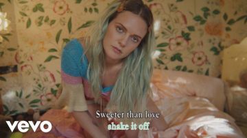 Striped cropped sweater de Tove Lo dans Tove Lo - Sweettalk My Heart (Lyric Video)