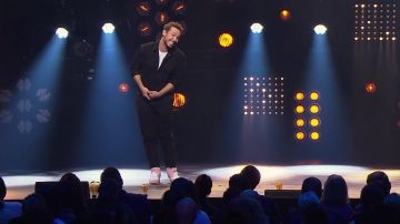 Combinaison Noir Alex Ramirès dans la vidéo Alex Ramirès - Les jeunes parents