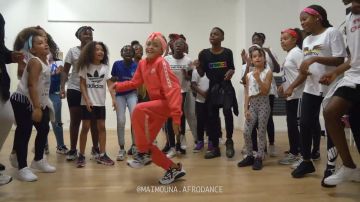 ORANGE NIKE TRACKSUIT worn by  @maimouna.afrodance dans MAÏ AFRO DANCE KIDZ | Assi - Mata Batida ft. Rayvanny (Dance Class Video) by @maimouna.afrodance